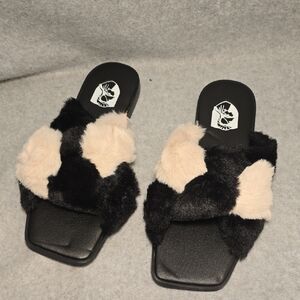 VHNY Elegant Black and Cream Faux Fur Slippers 37 6.5-7